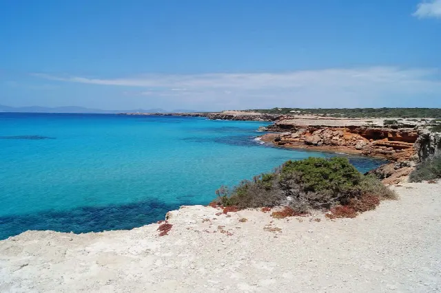 Vivre à Formentera : plage, maison de vacances, mer – le joyau de l’Espagne