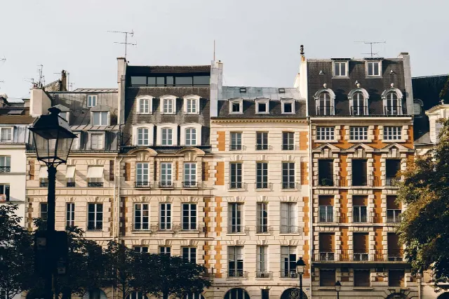 Vendre un immeuble d’habitation à Munich : Qu’est-ce qui est important ? Démarches, impôts, agents immobiliers