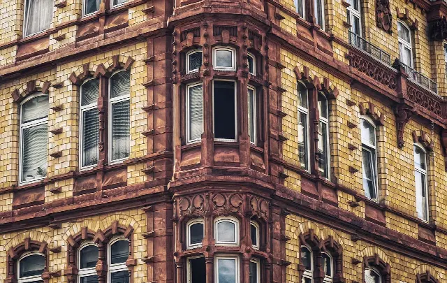 Vendre une maison ancienne / un immeuble collectif : accumulation de rénovations, logements vides, délabrement – que faire ?