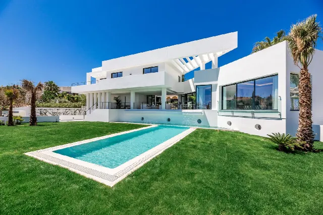 Villa de designer à Marbella pour 2,95 Mio. d’euros : beaucoup de lumière, piscine & cascade