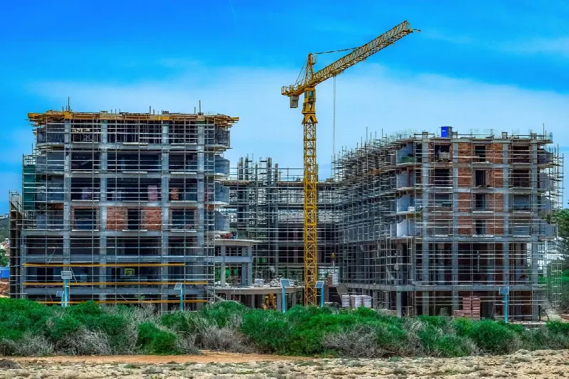 Construire ou acheter un immeuble collectif ? Coûts de construction, intérêts & financement