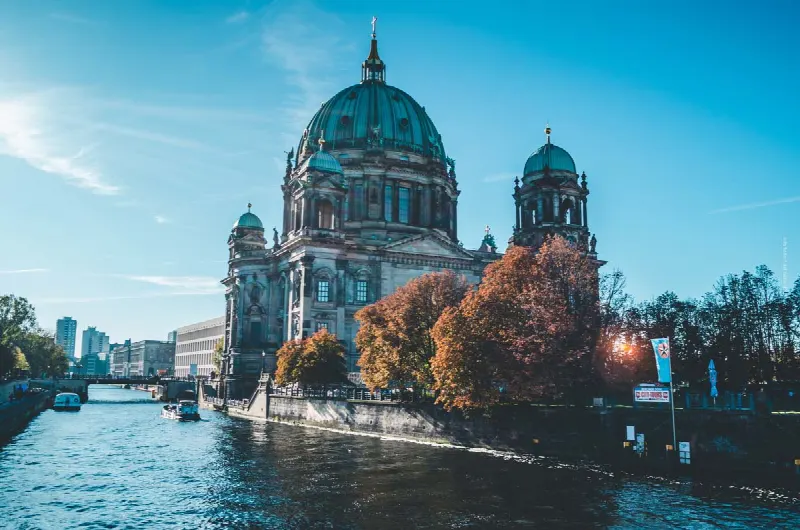 Vendre un bien immobilier à Berlin : appartement, terrain ou immeuble collectif, coûts, procédure & Co.