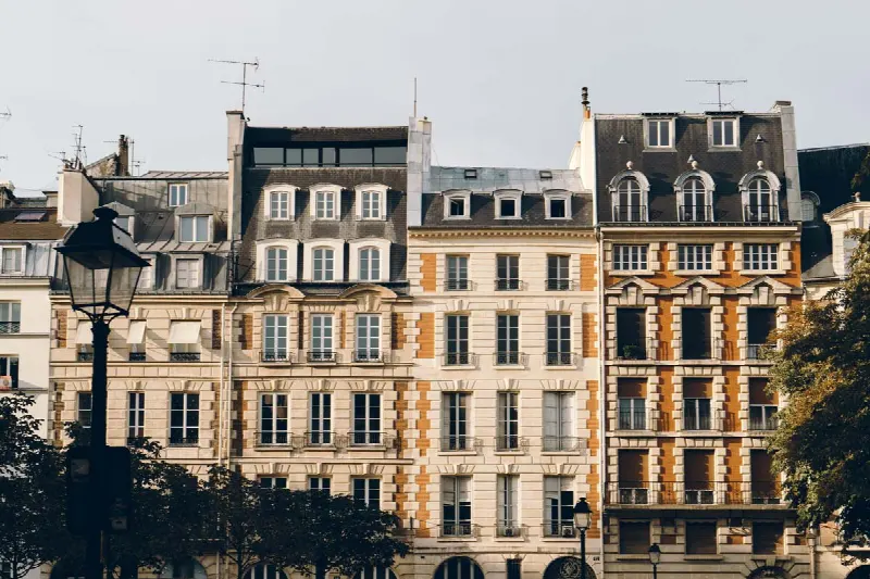 Vendre un immeuble d’habitation à Munich : Qu’est-ce qui est important ? Démarches, impôts, agents immobiliers