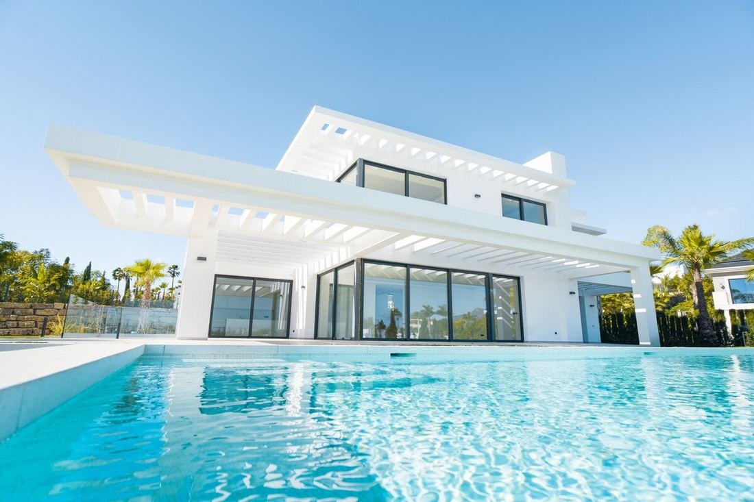 Villa blanche moderne avec piscine