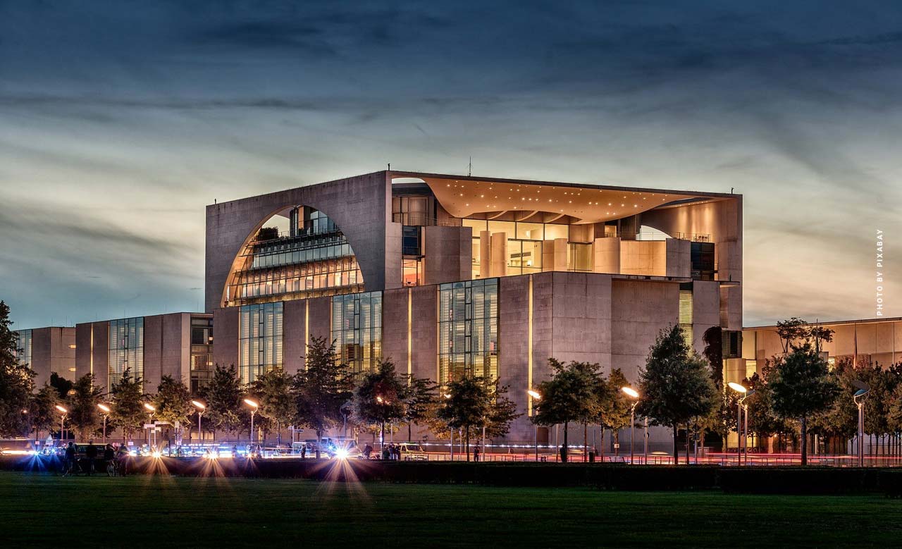 Berlin mitte makler luxus realtor property investment kapitalanlage federal chancellery kanzleramt bundestag abend sonnenlich