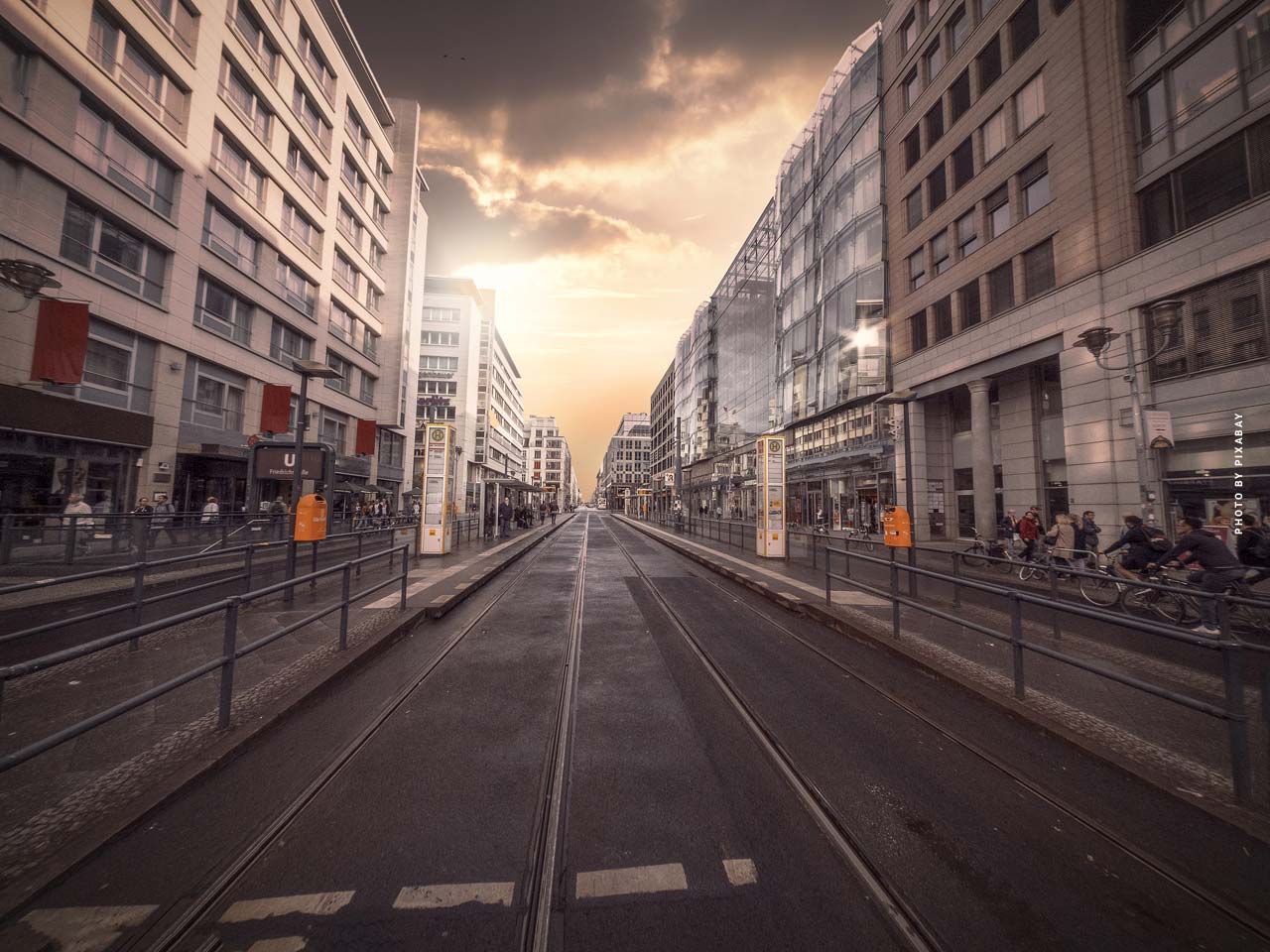 Agent immobilier de luxe à Berlin : appartement en copropriété, maison et investissement Berlin mitte makler luxus realtor property investment kapitalanlage innenstadt strasse friedrichstrasse morgen bahn