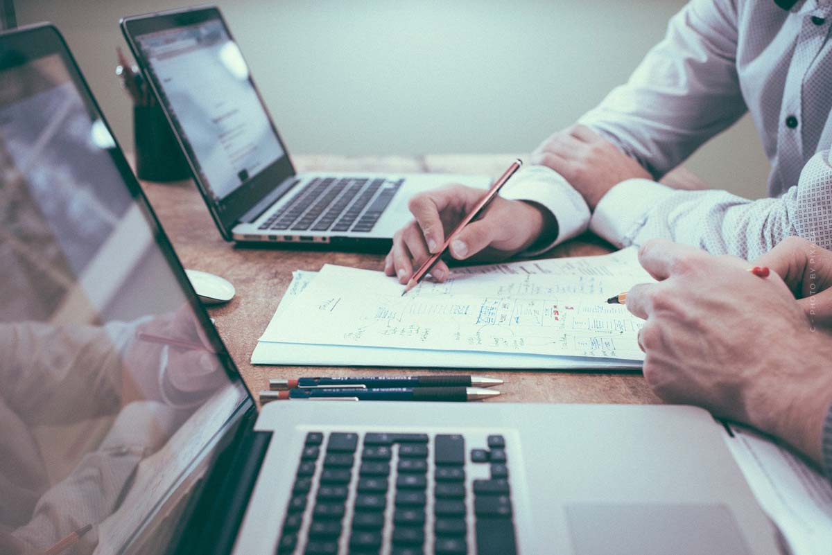 Brochure sur l'investissement : Acheter un bien immobilier Spécial - Allemagne & USA Buy apartment usa cost finances mortgage credit taxes inspection coop checklist guide work laptop