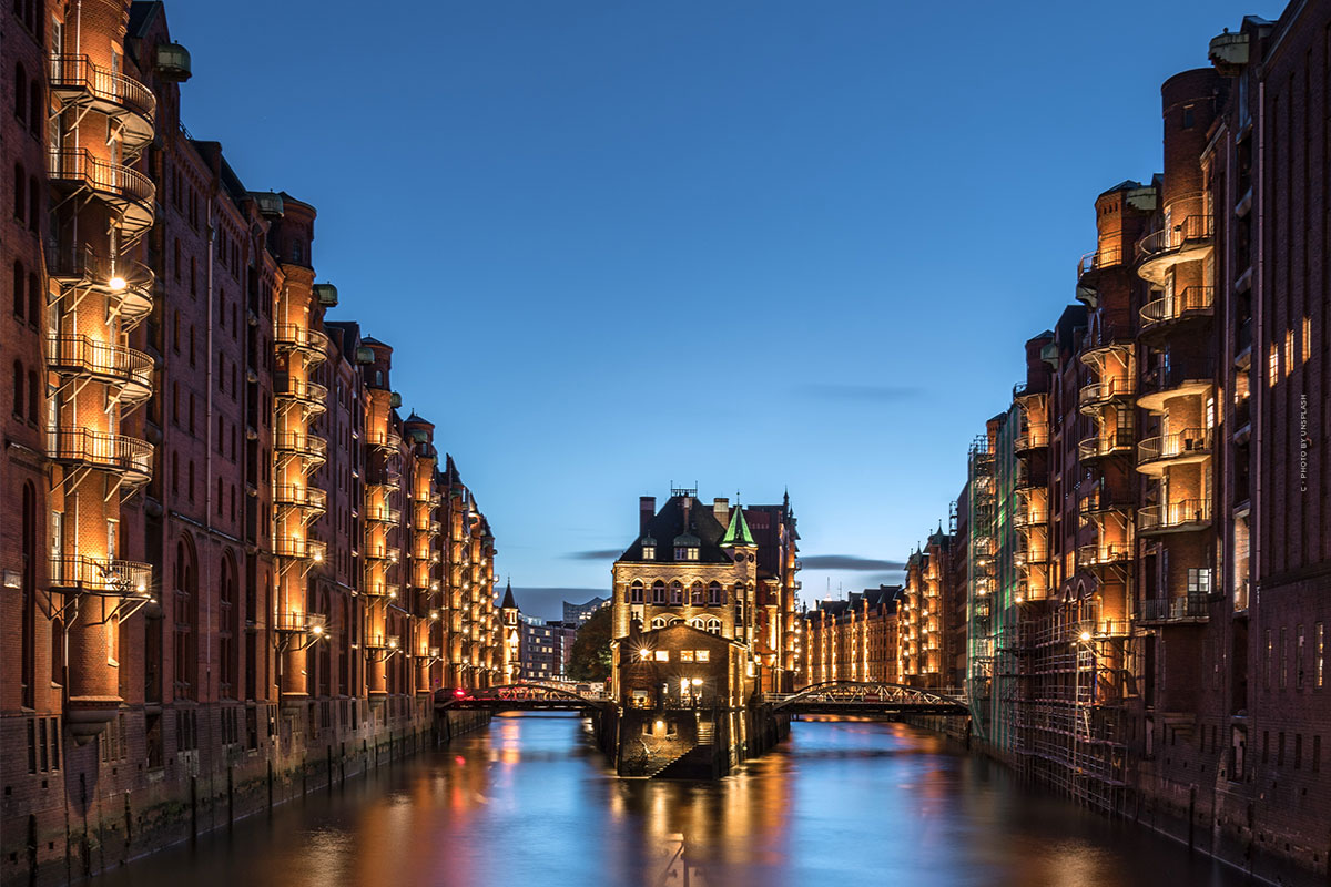 speicherstadt-hamburg-wohnen-leben-immobilien-quadratmeterpreise-haus-wohnung-grundstueck-mehrfamilienhaus-wasserschloss-himmel-fleet