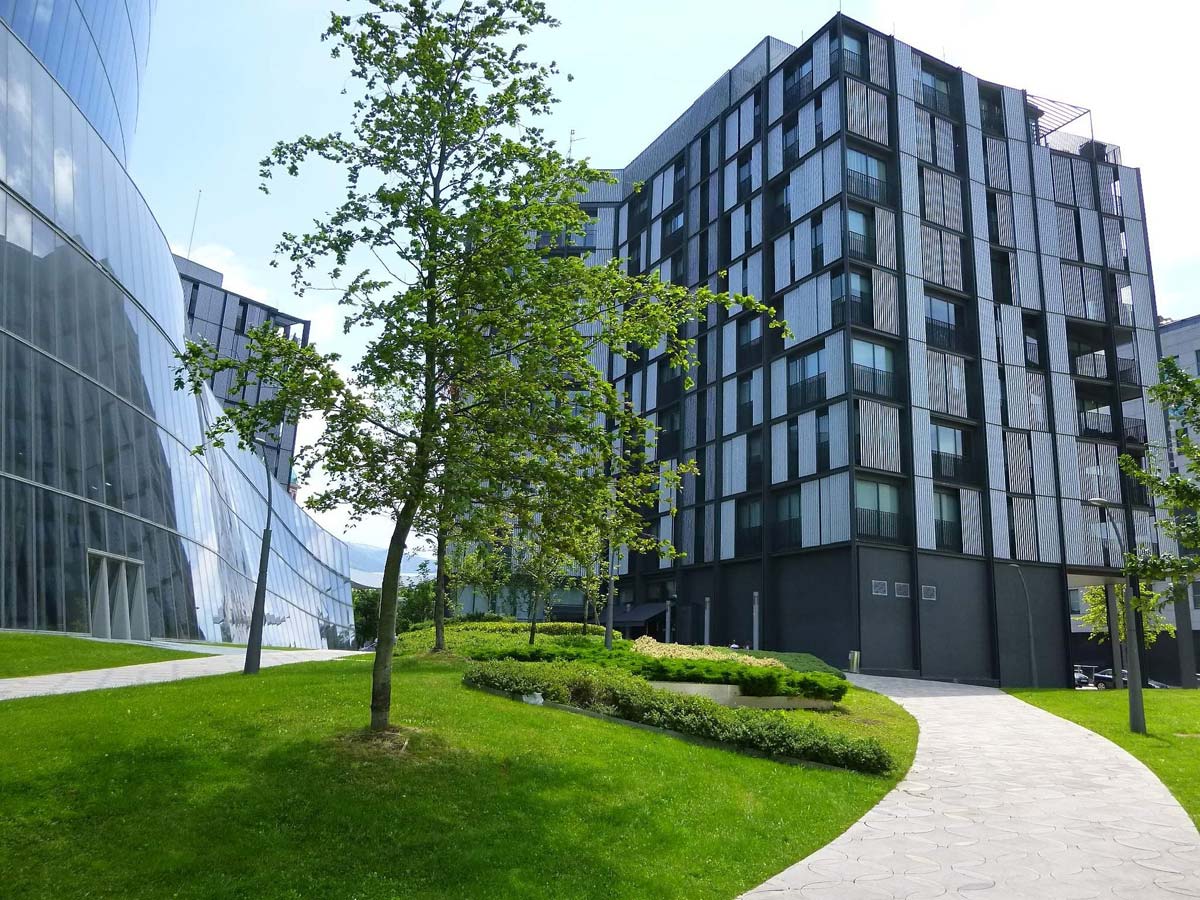 makler-luxus-apartments-mikro-wohnpark-mehrfamilienhaus-glas-glasfassade-park-parkanlage-privates-grundstueck